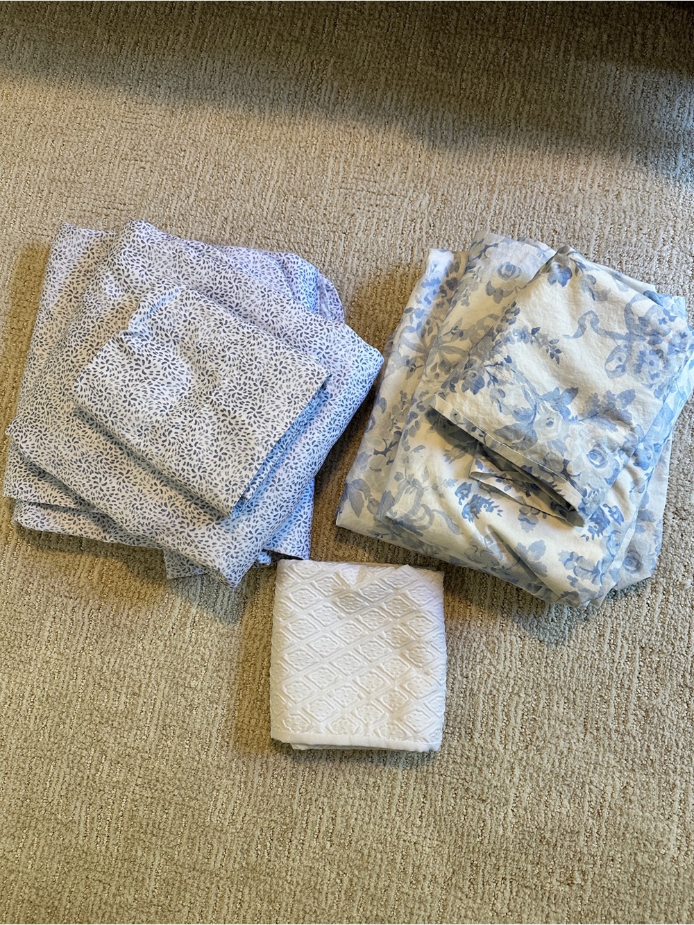 College Dorm Twin XL bedding set includes Pottery Barn Loveshack sheets